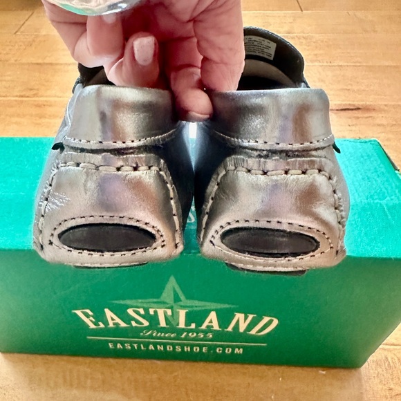 Eastland Patricia Penny Loafer Driving Moc Silver.
Size women 8.5. NWB. NWOT. - Picture 2 of 5